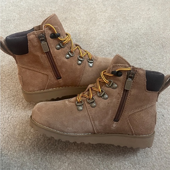UGG Kids Neumel Hybrid Boots | Size 2 | Waterproof Suede | Treadlite Sole - Picture 1 of 5